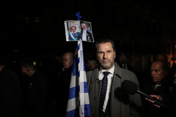 Κηδεία τέως βασιλιά Κωνσταντίνου: Με σημαίες με στέμματα και οικόσημα, παραδοσιακές στολές, φωτογραφίες και σύμβολα ο αποχαιρετισμός