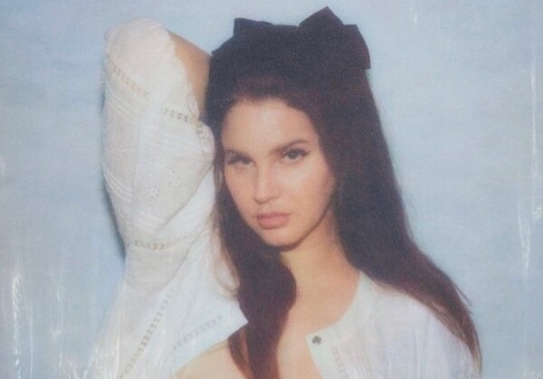 Η Lana Del Rey καθυστερεί το νέο άλμπουμ και ποζάρει τόπλες για το εξώφυλλο (NSFW)