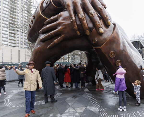 Νέο άγαλμα για τον Μάρτιν Λούθερ Κινγκ και τη σύζυγό του προκαλεί αρνητικά σχόλια