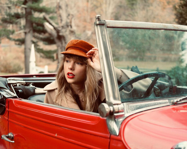 Η Τέιλορ Σουίφτ σε κόκκινο αυτοκίνητο