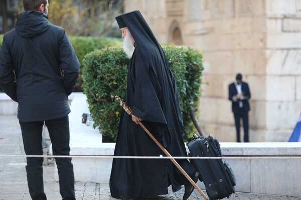 Κηδεία τέως βασιλιά Κωνσταντίνου: Στη Μητρόπολη η σορός- Παρόντες οι τρεις γιοί του