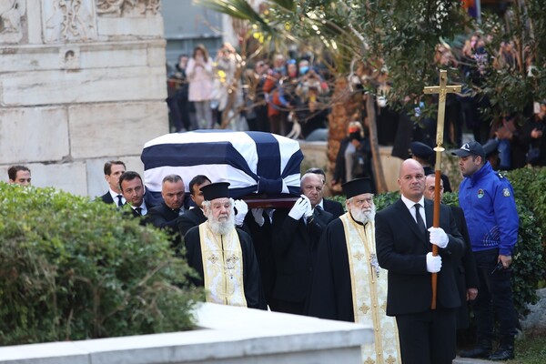 Κηδεία τέως βασιλιά Κωνσταντίνου: Στη Μητρόπολη η σορός- Παρόντες οι τρεις γιοί του