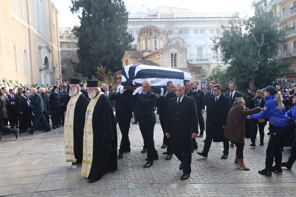 Κηδεία τέως βασιλιά Κωνσταντίνου: Στη Μητρόπολη η σορός- Παρόντες οι τρεις γιοί του