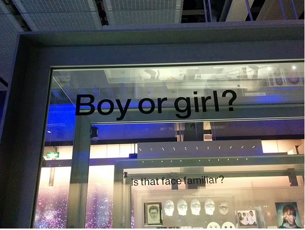 Βαρόνη διαμαρτυρήθηκε για trans-inclusive έκθεση στο Μουσείο Επιστημών (και την κατέβασαν)