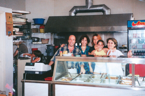 CHECK Η Γειτονιά: Στο παλιό μαγειρείο της Κυψέλης όπου μαθαίνουν το σπανακόρυζο οι expats 