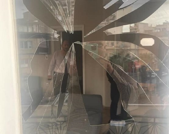 Επίθεση με αεροβόλο στο γραφείο του βουλευτή Δημήτρη Μαρκόπουλου: Αν είχε γίνει αργότερα θα υπήρχε κόσμος 