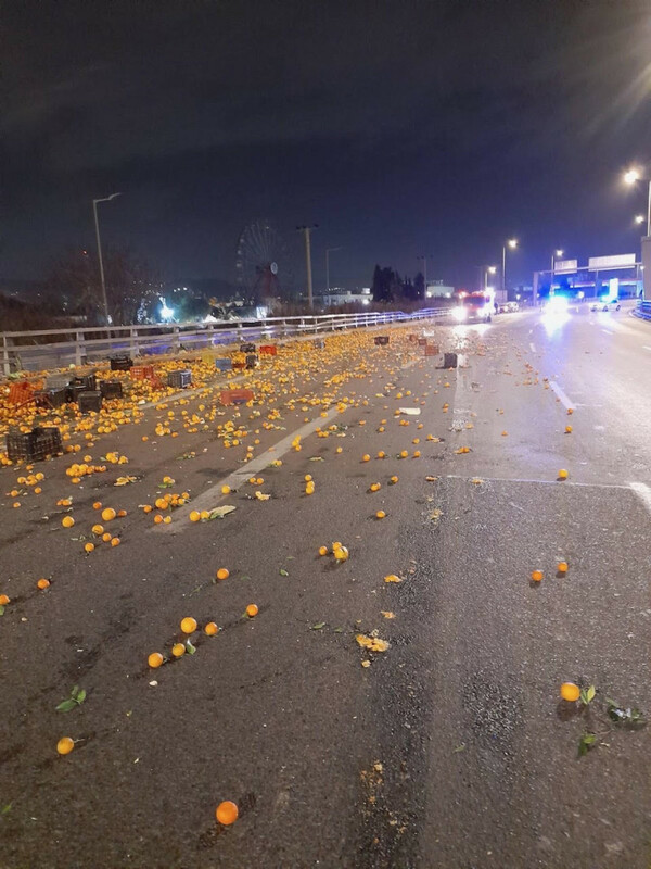 Συμφόρηση στον Κηφισό λόγω ανατροπής νταλίκας - Γέμισε πορτοκάλια το οδόστρωμα 