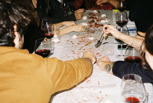 Πούλμαν: Μήπως ο καλύτερος τρόπος για να γνωρίσουμε κόσμο είναι ένα dinner party;