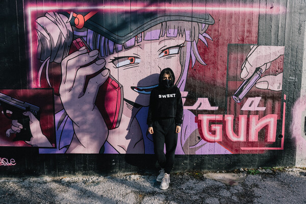 Nique: Η Ελληνίδα που μπλέκει τους Simpsons και τη Χιονάτη με το graffiti και τη street art