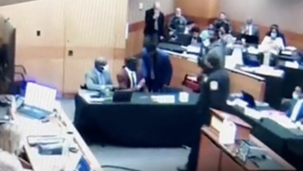 Ο ράπερ Young Thug και ο συγκατηγορούμενος του «έκαναν συναλλαγή ναρκωτικών» μέσα σε δικαστήριο