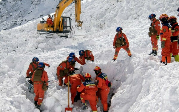 Κίνα: Στους 28 οι νεκροί από τη χιονοστιβάδα στο Θιβέτ