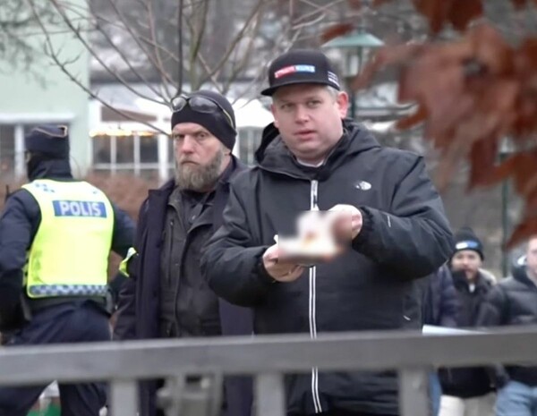 Σουηδία: Έκαψαν το Κοράνι έξω από την τουρκική πρεσβεία-Μαινόμενη αντίδραση Μπαχτσελί 