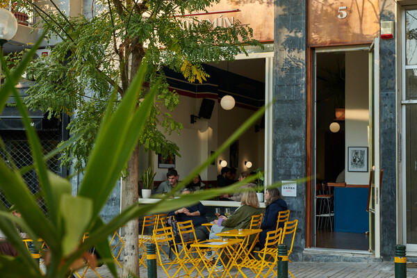 Βενιαμίν: Ένα αλλιώτικο καφέ - μπαρ μόλις εμφανίστηκε σε μια πλατεία του Παγκρατίου