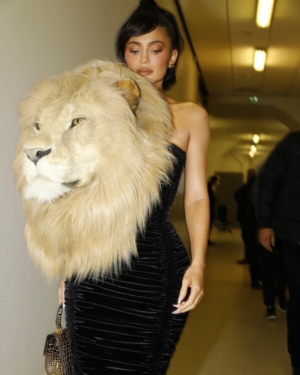 Η αλλόκοτη εμφάνιση της Κάιλι Τζένερ -Με ένα τεράστιο κεφάλι λιονταριού στο φόρεμα