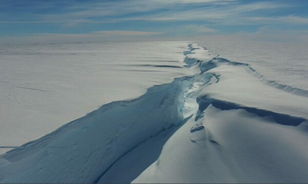 Ένα τεράστιο παγόβουνο αποκολλήθηκε από την Ανταρκτική