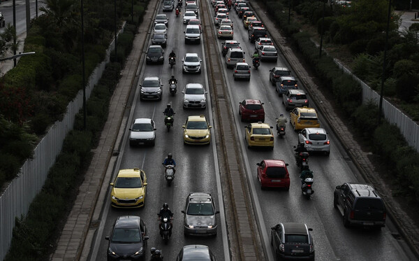 Σύγκρουση τριών οχημάτων στην κάθοδο της Εθνικής Οδού – Κυκλοφοριακή συμφόρηση στο σημείο
