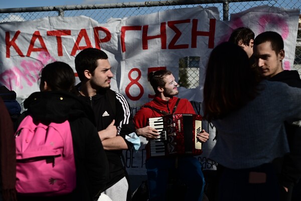 Σπουδαστές του Εθνικού διαμαρτύρονται για το προεδρικό διάταγμα -Να μην εξισώνονται με απολυτήρια Λυκείου