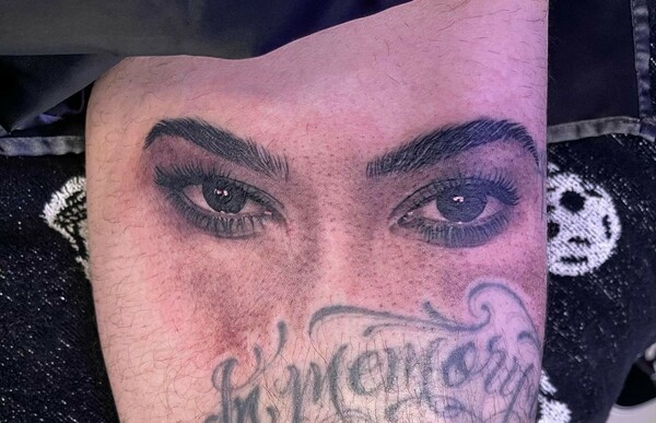 Ο Τράβις Μπάρκερ έκανε τατουάζ τα μάτια της Κόρτνεϊ Καρντάσιαν