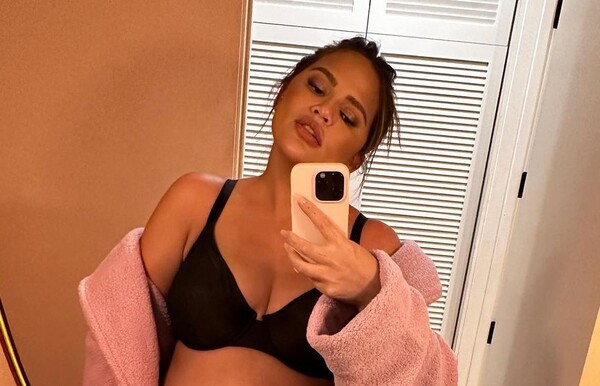 Η Chrissy Teigen φωτογραφίζεται με λεκέδες θηλασμού στο φόρεμα: «Υπέροχα»