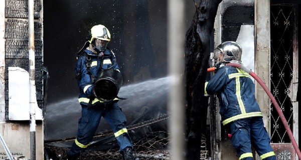 Ασπρόπυργος: Υπό έλεγχο η φωτιά σε εργοστάσιο στη Νέα Ζωή- Βελτιωμένη εικόνα στην πυρκαγιά στα Νεόκτιστα