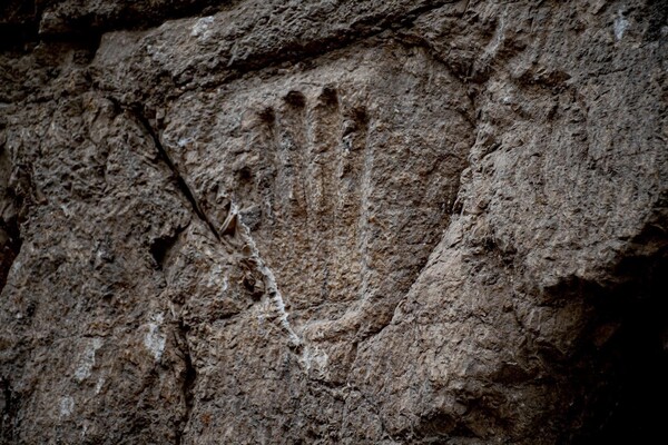 Μυστηριώδες αποτύπωμα χεριού ανακαλύφθηκε πάνω σε τάφρο 1.000 ετών στην Ιερουσαλήμ	
