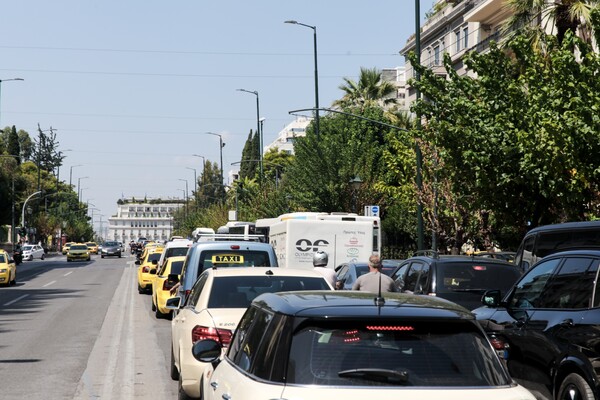 Οχήματα στο κέντρο της Αθήνας