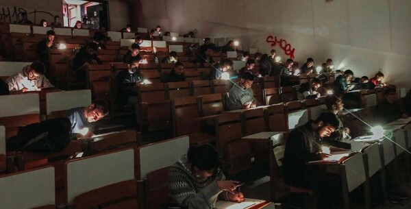Φοιτητές έδωσαν εξετάσεις με φακούς κινητών λόγω της κακοκαιρίας- Πλημμύρισε το Γεωπονικό Τμήμα