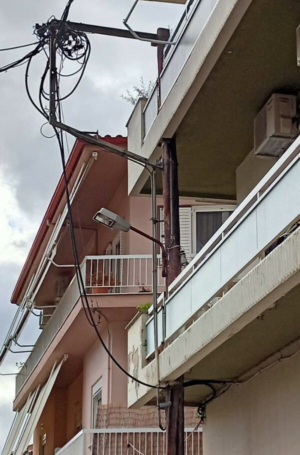 Αγρίνιο: Κολώνα της ΔΕΗ περνάει μέσα από δύο μπαλκόνια
