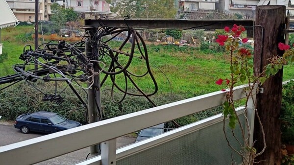 Αγρίνιο: Κολώνα της ΔΕΗ περνάει μέσα από δύο μπαλκόνια