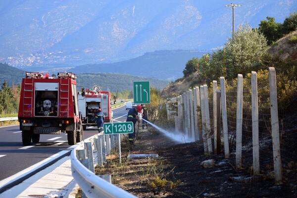 Φορτηγό στις φλόγες κοντά στη Μαλακάσα - Μικρές καθυστερήσεις στην κυκλοφορία