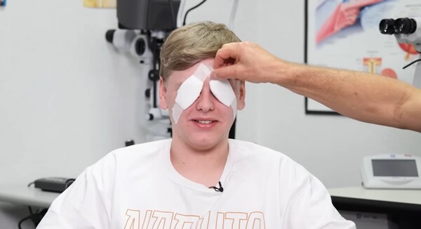 MrBeast: Ο YouTuber που χρηματοδοτεί τη θεραπεία 1.000 τυφλών