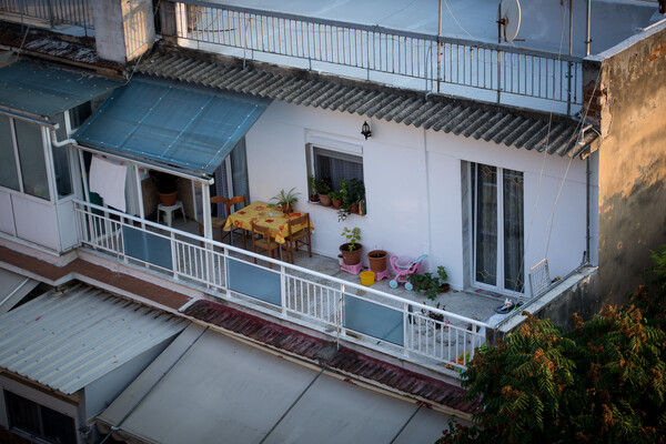 Θεσσαλονίκη: Διέρρηξαν διαμέρισμα, διέφυγαν σε μπαλκόνι και ταράτσα αλλά τους έπιασαν εκεί