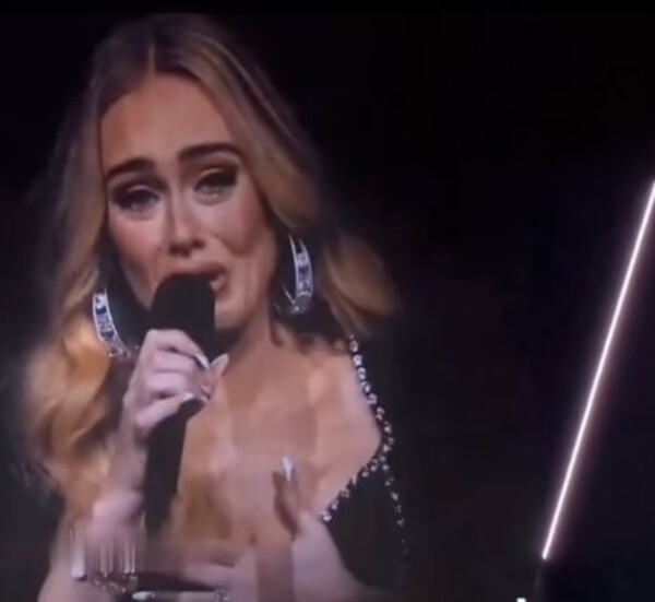 Ξέσπασε σε δάκρυα η Adele -Θεατής συναυλίας της έδειχνε τη νεκρή σύζυγό του