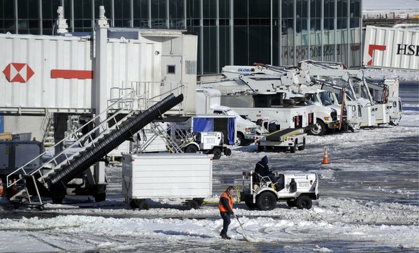 Αντιμέτωπες με την παγοθύελλα οι ΗΠΑ: Ακυρώθηκαν περισσότερες από 1.400 πτήσεις 