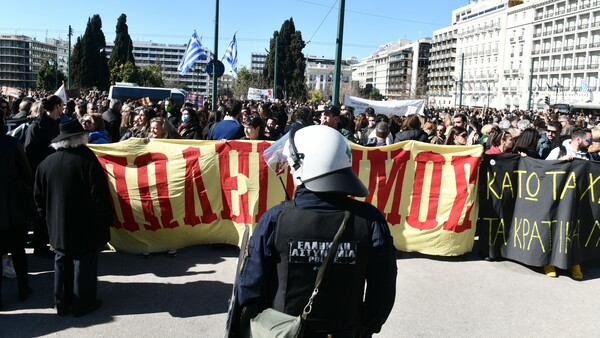 Στιγμιότυπο από τη συγκέντρωση των ηθοποιών στην πλατεία Συντάγματος. Φωτ: Eurokinissi