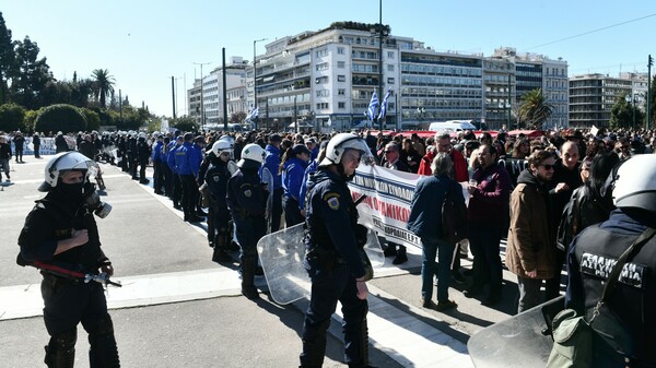 Στιγμιότυπο από τη συγκέντρωση των ηθοποιών στην πλατεία Συντάγματος. Φωτ: Eurokinissi