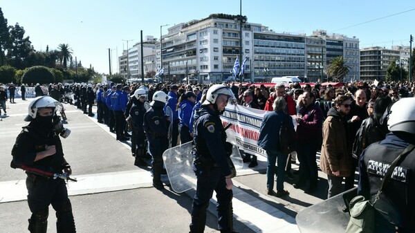 Στιγμιότυπο από τη συγκέντρωση των ηθοποιών στην πλατεία Συντάγματος. Φωτ: Eurokinissi