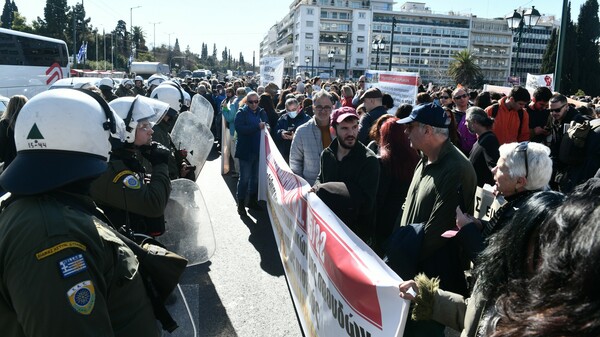 Στιγμιότυπο από τη συγκέντρωση των ηθοποιών στην πλατεία Συντάγματος. Φωτ: Eurokinissi