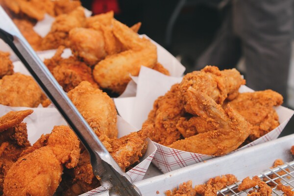 Κατηγορείται ότι έκλεψε Chicken Wings αξίας 1,5 εκατομμυρίου δολαρίων