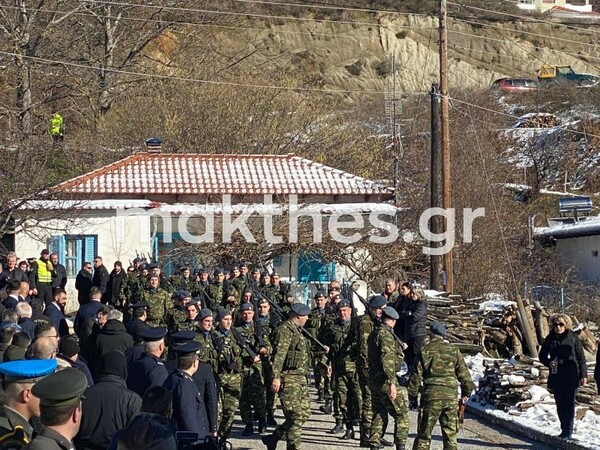 Πτώση F-4: Καταρρακωμένοι οι γονείς και η σύντροφος του Στάθη Τσιτλακίδη στην κηδεία - Τα λόγια της μητέρας του