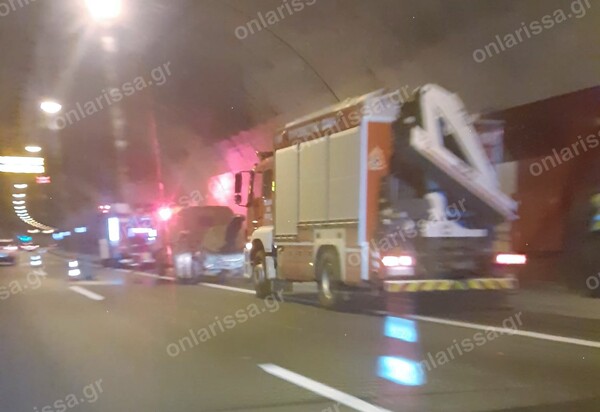 Καπνοί σε στρατιωτικό όχημα-Έκλεισαν οι σήρραγες στα Τέμπη