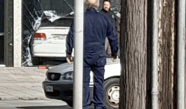 Θεσσαλονίκη: Αυτοκίνητο πέρασε μέσα από τζαμαρία μετά από σύγκρουση 