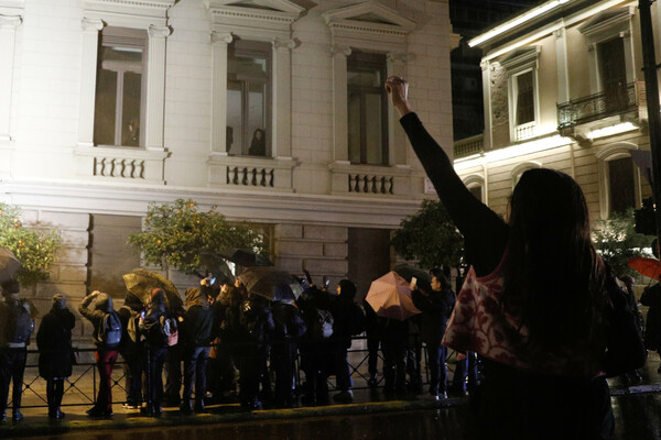 Υπό κατάληψη το Εθνικό Θέατρο από σπουδαστές δραματικών σχολών - Για την υποβάθμιση των σπουδών τους