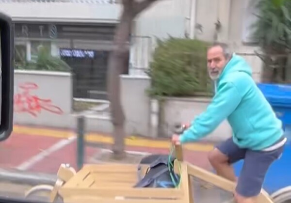 Πολ Ευμορφίδης: Έκανε ποδήλατο με σορτσάκι στην Κηφισίας - «Θα αρρωστήσεις» του φώναζε ο Τανιμανίδης