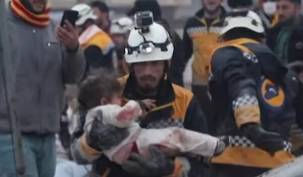 Φονικός σεισμός: Η συγκλονιστική στιγμή διάσωσης παιδιού από τα συντρίμμια στη Συρία