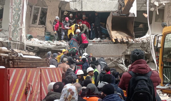 Φονικός σεισμός 7,8 Ρίχτερ-Ερντογάν: 912 νεκροί-5.385 τραυματίες στην Τουρκία- 2470 άνθρωποι διασώθηκαν