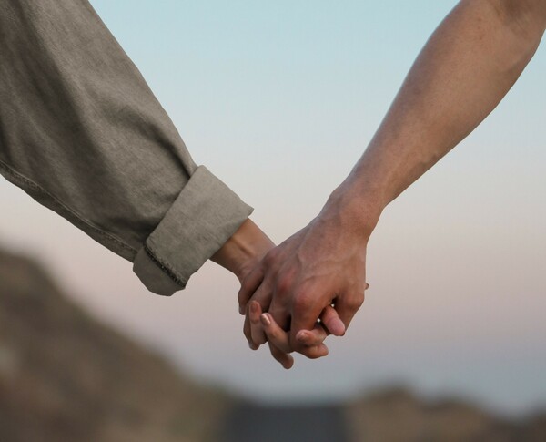 Γάμος και συμβίωση κρατούν χαμηλά το σάκχαρο- Τι δείχνει νέα έρευνα 