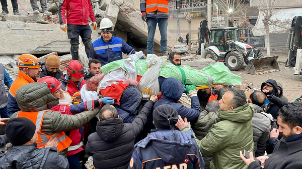 Τραγωδία δίχως τέλος σε Τουρκία και Συρία- Πάνω από 4.300 νεκροί από τον σεισμό, αγώνας δρόμου για επιζώντες 