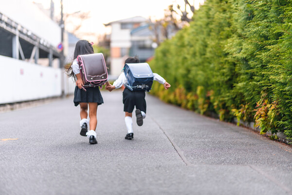Παιδιά με σακίδια στην Ιαπωνία