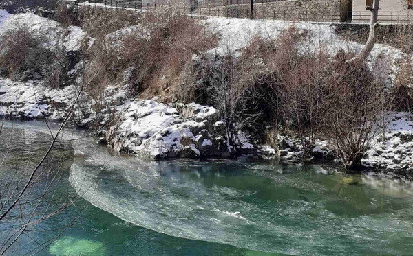 Κακοκαιρία Barbara: Πάγωσε ποτάμι στο ανατολικό Ζαγόρι -Κατρακύλησε στους -13 °C η θερμοκρασία